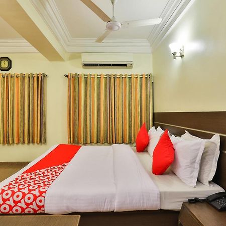 Oyo 17117 Hotel Rainbow Vadodara Exteriör bild