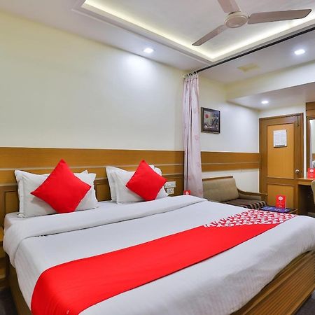 Oyo 17117 Hotel Rainbow Vadodara Exteriör bild