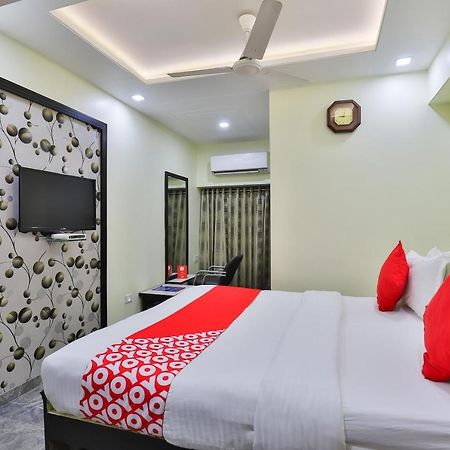 Oyo 17117 Hotel Rainbow Vadodara Exteriör bild
