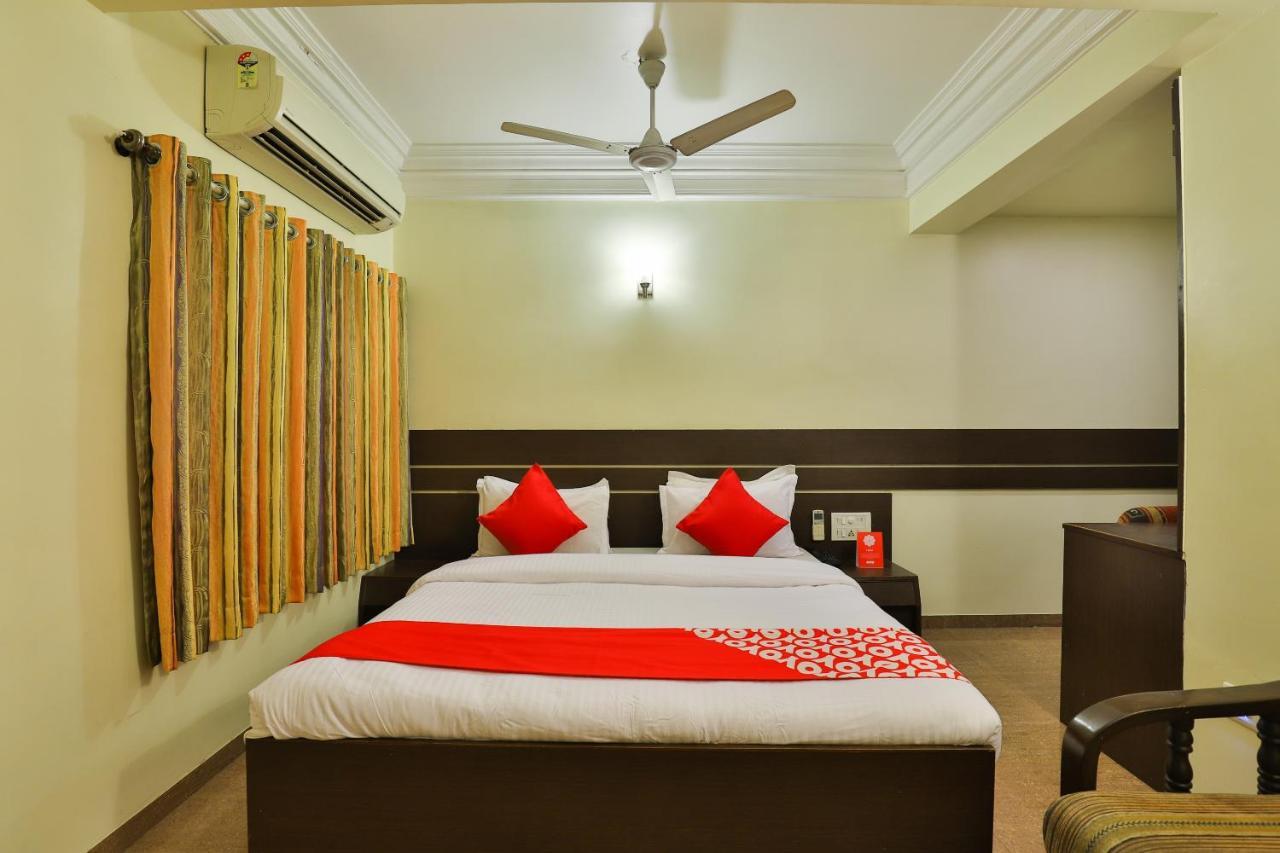 Oyo 17117 Hotel Rainbow Vadodara Exteriör bild