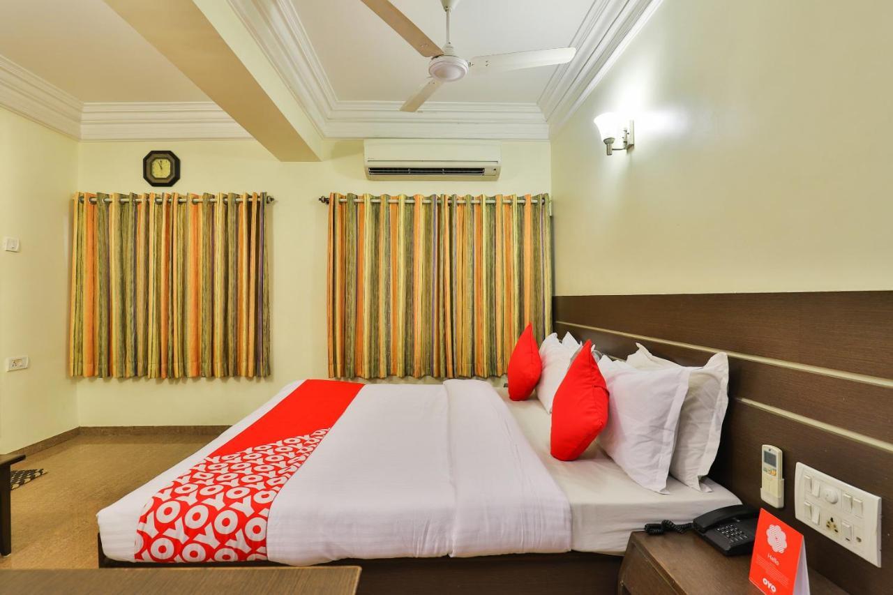 Oyo 17117 Hotel Rainbow Vadodara Exteriör bild