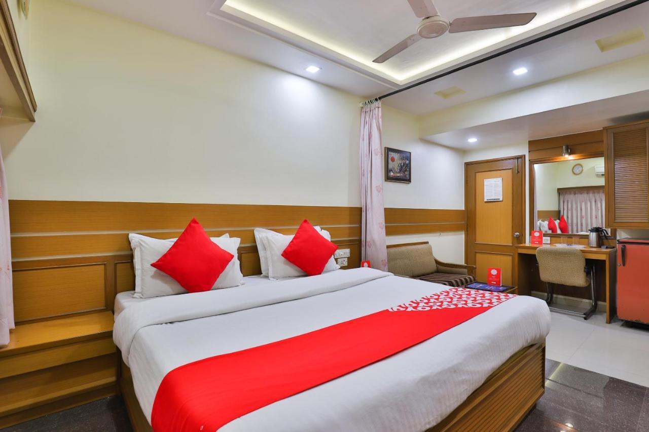 Oyo 17117 Hotel Rainbow Vadodara Exteriör bild