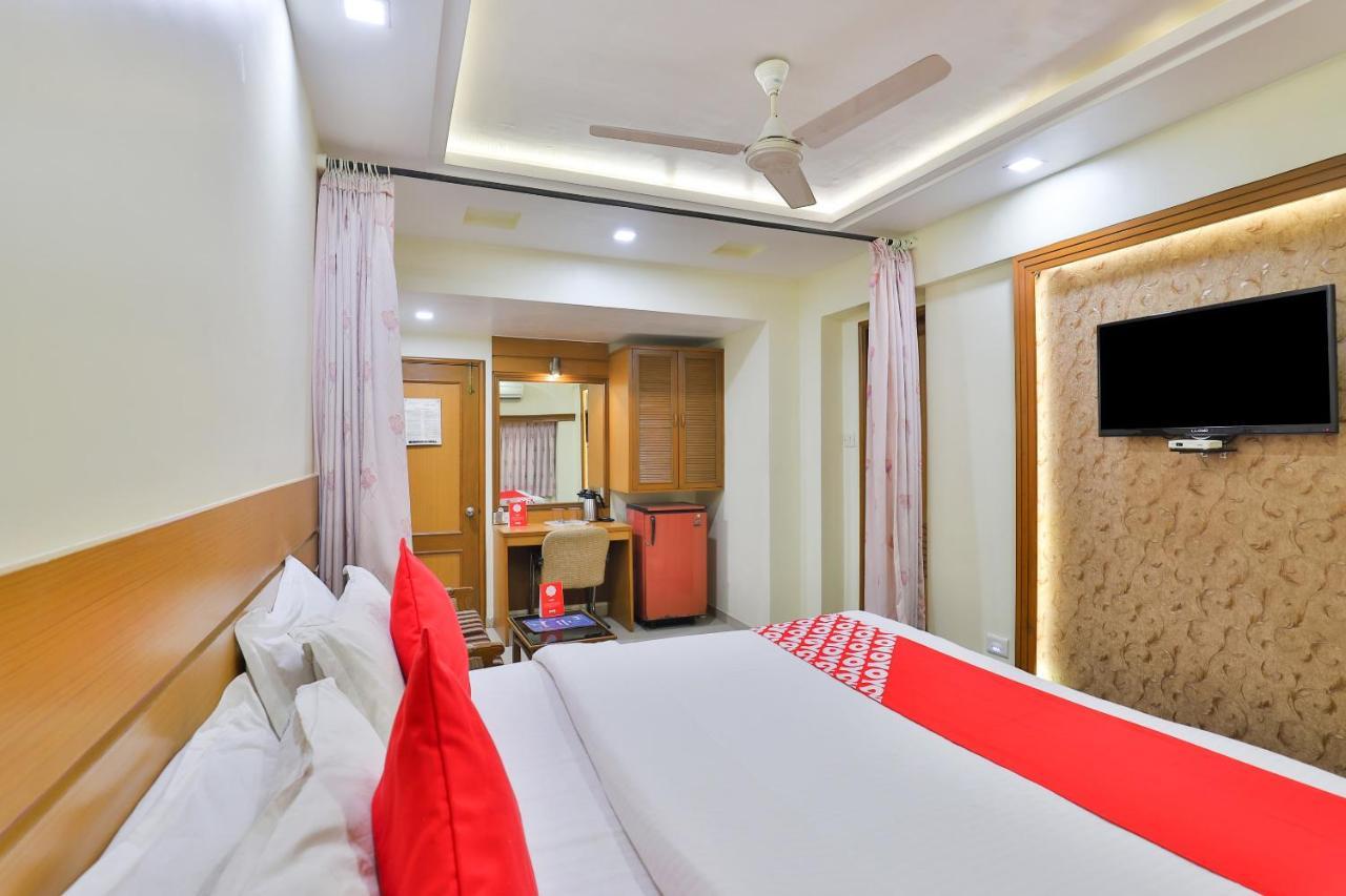 Oyo 17117 Hotel Rainbow Vadodara Exteriör bild