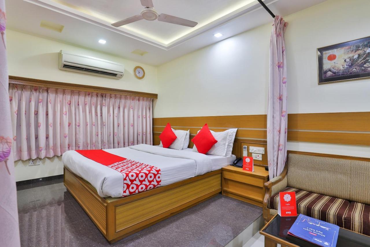 Oyo 17117 Hotel Rainbow Vadodara Exteriör bild
