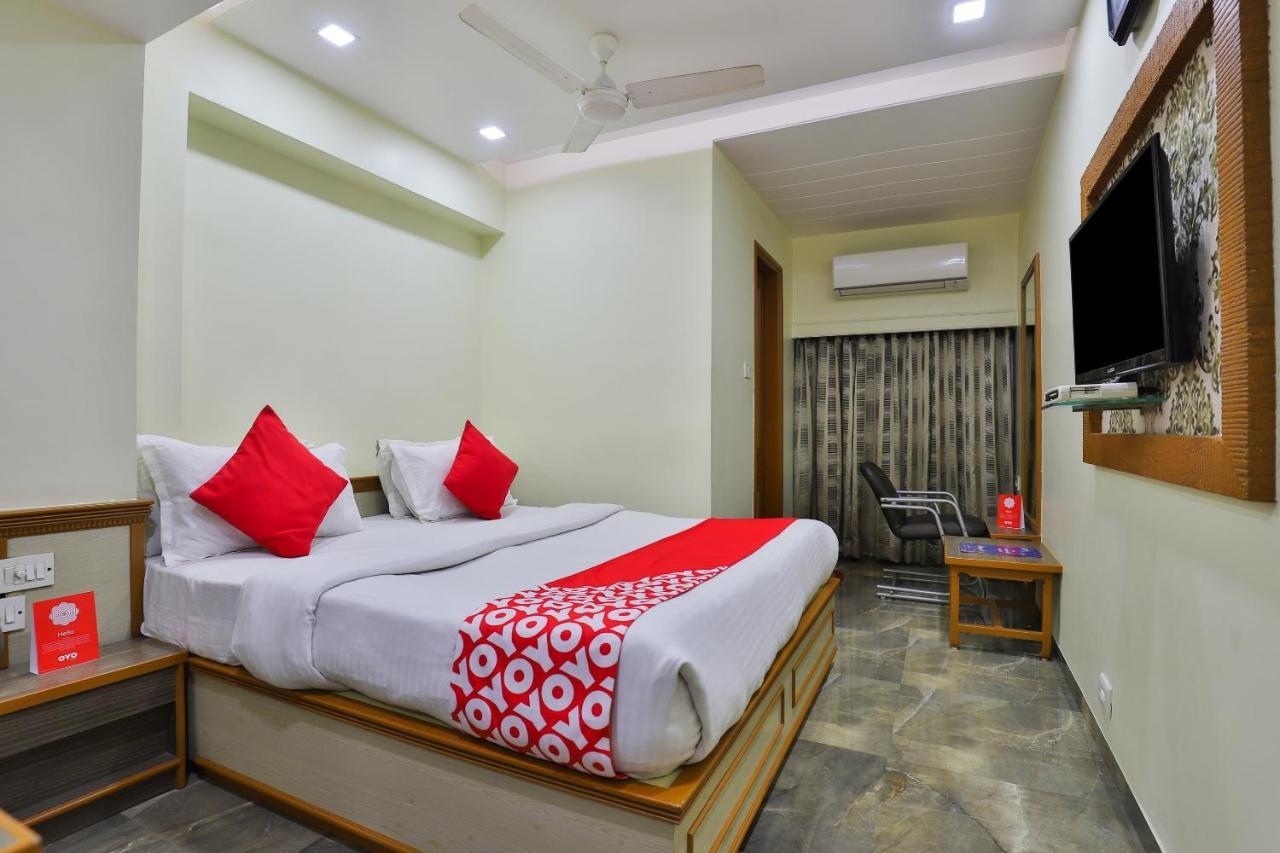 Oyo 17117 Hotel Rainbow Vadodara Exteriör bild