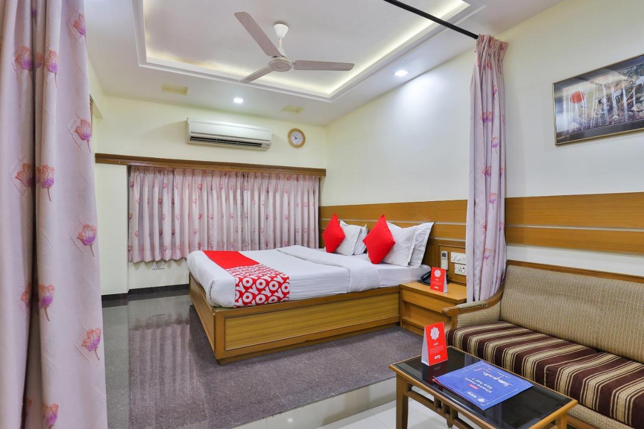Oyo 17117 Hotel Rainbow Vadodara Exteriör bild