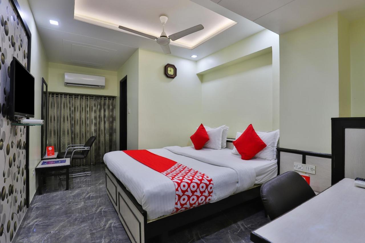 Oyo 17117 Hotel Rainbow Vadodara Exteriör bild